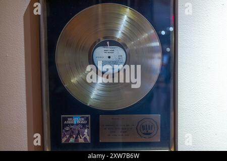 Vue rapprochée du disque Gold des Beatles « Abbey Road » affiché dans le cadre au Hard Rock Cafe de Manhattan. New York. ÉTATS-UNIS. Banque D'Images