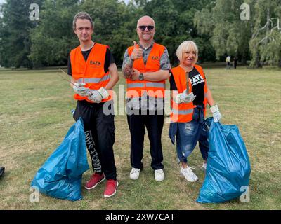 18 août 2024, Berlin : Jon (gauche-droite), Sebastian Wischmann (organisateur) et Petra Roth participent au nettoyage après le défilé techno "Rave the Planet". Les organisateurs veulent enlever les ordures du Tiergarten lors d'une campagne de nettoyage avec des bénévoles photo : Julius-Christian Schreiner/TNN/dpa Banque D'Images