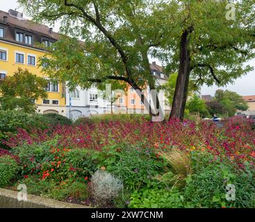 Wuerzburg, Allemagne - Oktober 19th 2023 : beau jardin public en face des bâtiments historiques Banque D'Images