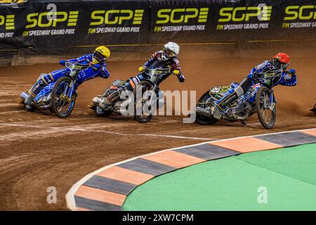 Cardiff, Royaume-Uni. 17 août 2024. Bartosz Zmarzlik (95) de Pologne en Yellow rides devant Dominik Kubera (415) de Pologne en White et Jack Holder (25) d'Australie en Red lors du FIM Speedway Grand Prix de Grande-Bretagne au Principality Stadium, Cardiff le samedi 17 août 2024. (Photo : Ian Charles | mi News) crédit : MI News & Sport /Alamy Live News Banque D'Images