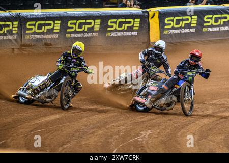 Cardiff, Royaume-Uni. 17 août 2024. Tom Brennan (16 ans) cavalier Wild Card de Grande-Bretagne en Yellow rides devant Leon Madsen (30 ans) du Danemark avec Fredrik Lindgren (66 ans) de Suède en White back lors du FIM Speedway Grand Prix de Grande-Bretagne au Principality Stadium, Cardiff le samedi 17 août 2024. (Photo : Ian Charles | mi News) crédit : MI News & Sport /Alamy Live News Banque D'Images
