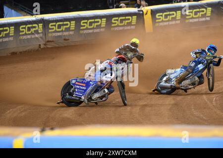 Cardiff, Royaume-Uni. 17 août 2024. Daniel Bewley (99) de Grande-Bretagne en Rouge chevauche devant Robert Lambert (505) de Grande-Bretagne en Bleu avec Fredrik Lindgren (66) de Suède en jaune en demi finale 2 derrière lors du Grand Prix FIM Speedway de Grande-Bretagne au Principality Stadium, Cardiff le samedi 17 août 2024. (Photo : Ian Charles | mi News) crédit : MI News & Sport /Alamy Live News Banque D'Images