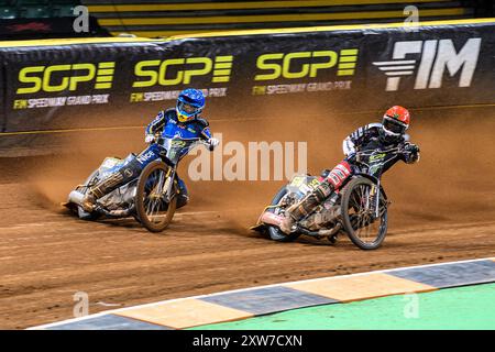 Cardiff, Royaume-Uni. 17 août 2024. Robert Lambert (505) de Grande-Bretagne en Blue monte devant Fredrik Lindgren (66) de Suède en Rouge en demi finale 1 lors du Grand Prix FIM Speedway de Grande-Bretagne au Principality Stadium, Cardiff, samedi 17 août 2024. (Photo : Ian Charles | mi News) crédit : MI News & Sport /Alamy Live News Banque D'Images