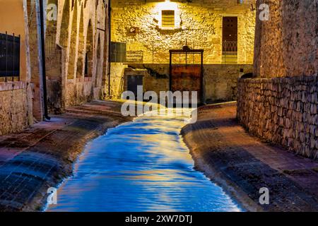 Porte Sluige dans le Canale dei Molini, Foligno, Italie Banque D'Images