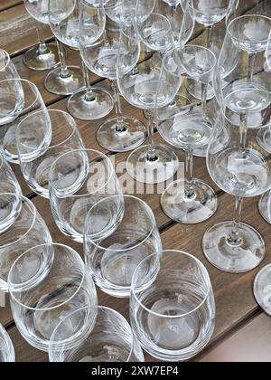 Verres pour l'eau ou la limonade et verres pour le vin prêts pour l'invité. Table rustique en bois. Fête de mariage d'été. Modra, Slovaquie. Banque D'Images
