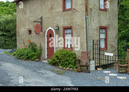 Petite maison rurale avec chaise à bascule extérieur, Pennsylvanie USA Banque D'Images