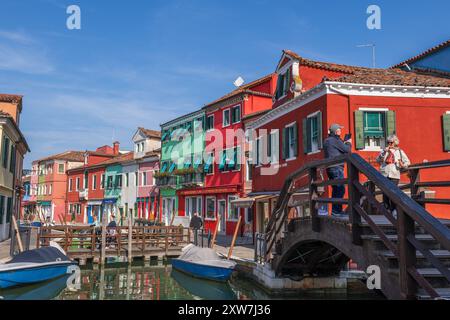 Burano, Italie - 23 mars 2024 - maisons pittoresques avec des façades colorées et des ponts de canal, île emblématique dans la lagune vénitienne. Banque D'Images