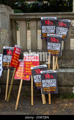 Bournemouth, Dorset, Royaume-Uni. 18 août 2024. Des manifestants anti-immigration organisent une manifestation pacifique « reprenez notre pays » à Bournemouth. Les contre-manifestants ont organisé leur propre manifestation en même temps en réponse à la manifestation d'extrême droite. Des ressources policières supplémentaires de tout le pays ont été mobilisées et des pouvoirs supplémentaires ont été accordés à la police à la lumière de la violence et des dommages constatés dans tout le Royaume-Uni pour des manifestations et émeutes similaires. Crédit : Carolyn Jenkins/Alamy Live News Banque D'Images