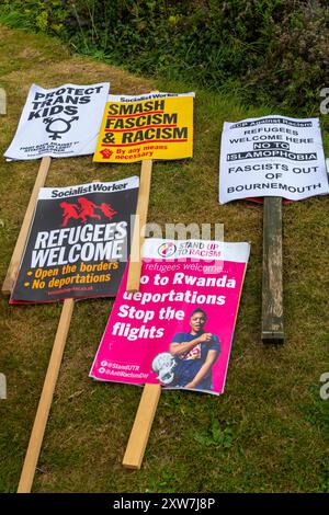 Bournemouth, Dorset, Royaume-Uni. 18 août 2024. Des manifestants anti-immigration organisent une manifestation pacifique « reprenez notre pays » à Bournemouth. Les contre-manifestants ont organisé leur propre manifestation en même temps en réponse à la manifestation d'extrême droite. Des ressources policières supplémentaires de tout le pays ont été mobilisées et des pouvoirs supplémentaires ont été accordés à la police à la lumière de la violence et des dommages constatés dans tout le Royaume-Uni pour des manifestations et émeutes similaires. Crédit : Carolyn Jenkins/Alamy Live News Banque D'Images