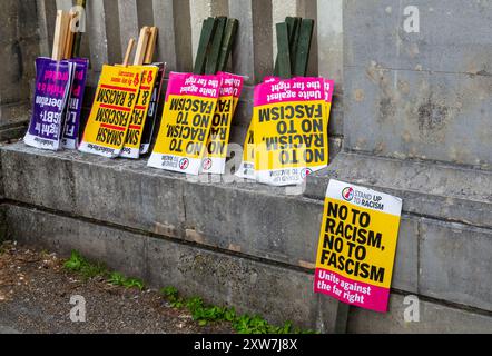 Bournemouth, Dorset, Royaume-Uni. 18 août 2024. Des manifestants anti-immigration organisent une manifestation pacifique « reprenez notre pays » à Bournemouth. Les contre-manifestants ont organisé leur propre manifestation en même temps en réponse à la manifestation d'extrême droite. Des ressources policières supplémentaires de tout le pays ont été mobilisées et des pouvoirs supplémentaires ont été accordés à la police à la lumière de la violence et des dommages constatés dans tout le Royaume-Uni pour des manifestations et émeutes similaires. Crédit : Carolyn Jenkins/Alamy Live News Banque D'Images