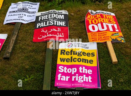 Bournemouth, Dorset, Royaume-Uni. 18 août 2024. Des manifestants anti-immigration organisent une manifestation pacifique « reprenez notre pays » à Bournemouth. Les contre-manifestants ont organisé leur propre manifestation en même temps en réponse à la manifestation d'extrême droite. Des ressources policières supplémentaires de tout le pays ont été mobilisées et des pouvoirs supplémentaires ont été accordés à la police à la lumière de la violence et des dommages constatés dans tout le Royaume-Uni pour des manifestations et émeutes similaires. Crédit : Carolyn Jenkins/Alamy Live News Banque D'Images