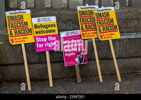 Bournemouth, Dorset, Royaume-Uni. 18 août 2024. Des manifestants anti-immigration organisent une manifestation pacifique « reprenez notre pays » à Bournemouth. Les contre-manifestants ont organisé leur propre manifestation en même temps en réponse à la manifestation d'extrême droite. Des ressources policières supplémentaires de tout le pays ont été mobilisées et des pouvoirs supplémentaires ont été accordés à la police à la lumière de la violence et des dommages constatés dans tout le Royaume-Uni pour des manifestations et émeutes similaires. Crédit : Carolyn Jenkins/Alamy Live News Banque D'Images