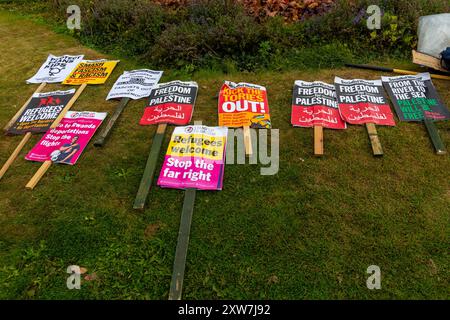 Bournemouth, Dorset, Royaume-Uni. 18 août 2024. Des manifestants anti-immigration organisent une manifestation pacifique « reprenez notre pays » à Bournemouth. Les contre-manifestants ont organisé leur propre manifestation en même temps en réponse à la manifestation d'extrême droite. Des ressources policières supplémentaires de tout le pays ont été mobilisées et des pouvoirs supplémentaires ont été accordés à la police à la lumière de la violence et des dommages constatés dans tout le Royaume-Uni pour des manifestations et émeutes similaires. Crédit : Carolyn Jenkins/Alamy Live News Banque D'Images