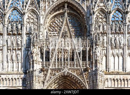 La façade de la belle cathédrale de Rouen aussi appelée cathédrale notre-Dame, de style gothique, richement décorée, centre-ville de Rouen, Normandie, France Banque D'Images
