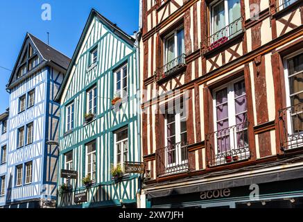 Rue Ganterie aux maisons à colombages emblématiques et colorées, dans la ville de Rouen, région Normandie, France. Banque D'Images