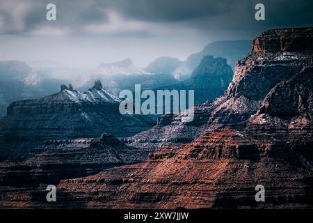 Une scène dramatique se déroule à Desert View tandis que les nuages et la neige balayent le Grand Canyon, projetant une ombre étrange sur le temple de Salomon. Banque D'Images