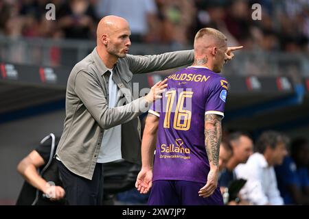 TILBURG - (lr), Paul Simonis, entraîneur de Go Ahead Eagles, Victor Edvardsen de Go Ahead Eagles lors du match néerlandais Eredivisie entre Willem II et Go Ahead Eagles au stade Koning Willem II le 18 août 2024 à Tilburg, pays-Bas. ANP GERRIT VAN KEULEN Banque D'Images