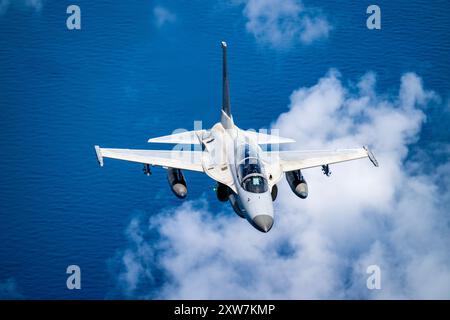 Les chasseurs à réaction légers FA-50PH de l'armée de l'air philippine mènent une formation conjointe d'échange combiné, au-dessus de la base aérienne de Basa, aux Philippines, le 9 août 2024. Joi Banque D'Images