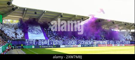 Choreografie der fans des FC Erzgebirge Aue. FC Erzgebirge Aue v. Borussia Moenchengladbach, Fussball, DFB-Pokal, 1. Runde, saison 2024/2025, 17.08.2024 LES RÈGLEMENTS DFB/DFL INTERDISENT TOUTE UTILISATION DE PHOTOGRAPHIES COMME SÉQUENCES D'IMAGES ET/OU QUASI-VIDÉO Foto : Eibner-Pressefoto/Bert Harzer Banque D'Images