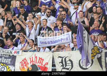 Fans des FC Erzgebirge Aue. FC Erzgebirge Aue v. Borussia Moenchengladbach, Fussball, DFB-Pokal, 1. Runde, saison 2024/2025, 17.08.2024 LES RÈGLEMENTS DFB/DFL INTERDISENT TOUTE UTILISATION DE PHOTOGRAPHIES COMME SÉQUENCES D'IMAGES ET/OU QUASI-VIDÉO Foto : Eibner-Pressefoto/Bert Harzer Banque D'Images