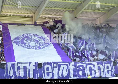 Choreografie der fans des FC Erzgebirge Aue. FC Erzgebirge Aue v. Borussia Moenchengladbach, Fussball, DFB-Pokal, 1. Runde, saison 2024/2025, 17.08.2024 LES RÈGLEMENTS DFB/DFL INTERDISENT TOUTE UTILISATION DE PHOTOGRAPHIES COMME SÉQUENCES D'IMAGES ET/OU QUASI-VIDÉO Foto : Eibner-Pressefoto/Bert Harzer Banque D'Images