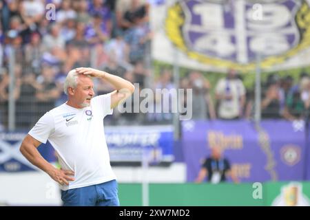 Pavel Dotchev (entraîneur, FC Erzgebirge Aue) nachdenklich. FC Erzgebirge Aue v. Borussia Moenchengladbach, Fussball, DFB-Pokal, 1. Runde, saison 2024/2025, 17.08.2024 LES RÈGLEMENTS DFB/DFL INTERDISENT TOUTE UTILISATION DE PHOTOGRAPHIES COMME SÉQUENCES D'IMAGES ET/OU QUASI-VIDÉO Foto : Eibner-Pressefoto/Bert Harzer Banque D'Images