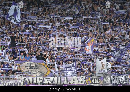 Fans des FC Erzgebirge Aue. FC Erzgebirge Aue v. Borussia Moenchengladbach, Fussball, DFB-Pokal, 1. Runde, saison 2024/2025, 17.08.2024 LES RÈGLEMENTS DFB/DFL INTERDISENT TOUTE UTILISATION DE PHOTOGRAPHIES COMME SÉQUENCES D'IMAGES ET/OU QUASI-VIDÉO Foto : Eibner-Pressefoto/Bert Harzer Banque D'Images