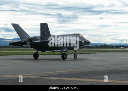 Un F-35A Lightning II affecté au 355th Fighter Squadron, des taxis sur la piste pendant Red Flag-Alaska (RF-A) 24-3 à la base aérienne d'Eielson, en Alaska Banque D'Images