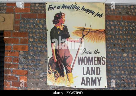 Armée terrestre féminine  Dig for Victory affiches de propagande en temps de guerre Banque D'Images