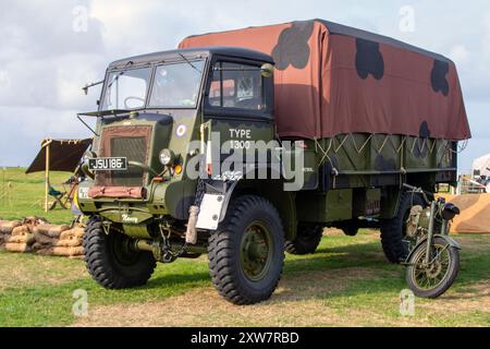 1943 Green Bedford LCV type 1300 essence 3000 cc toile couvert camion militaire sur Lytham Green, Blackpool, Royaume-Uni Banque D'Images