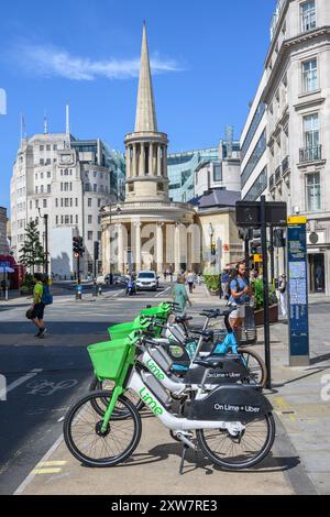 Londres, Royaume-Uni. Vélos de location de chaux garés dans Regent Street près de All Souls Church et de la BBC Banque D'Images