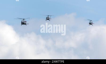 QinetiQ - 2 AgustaWestland AW109 & Airbus Helicopters H125, arrivant à la RAF Fairford pour participer à l'exposition statique au RIAT 2024. Banque D'Images