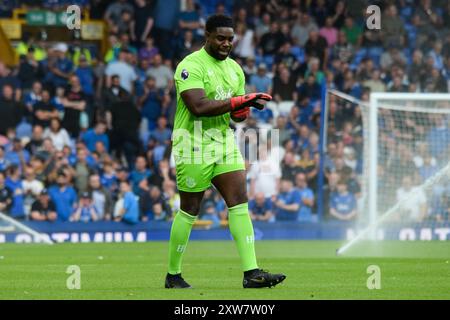 Micah Richards, ancien joueur et joueur de télévision, participe à un défi de mi-temps lors du match de premier League anglaise Everton FC contre Brighton & Hove Albion FC à Goodison Park, Liverpool, Angleterre, Royaume-Uni le 17 août 2024 Banque D'Images