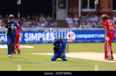 Deepti Sharma de London Spirit retire les Georgia Elwiss de Welsh Fire capturés et disputés lors de la finale des cent femmes à Lord's, Londres. Date de la photo : dimanche 18 août 2024. Banque D'Images