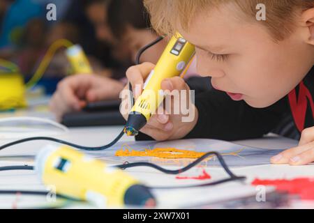 Kropotkine, région de Krasnodar, Fédération de Russie - 18 novembre 2018 : utilisation d'un stylo d'impression 3D par un garçon Banque D'Images