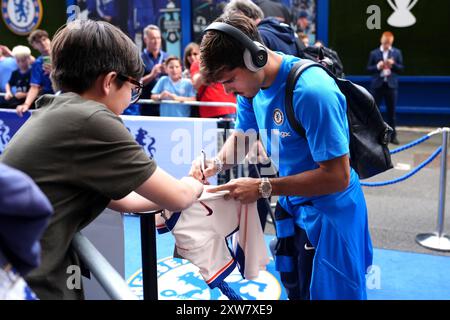 Pedro Neto de Chelsea signe des autographes pour les fans avant le match de premier League à Stamford Bridge, Londres. Date de la photo : dimanche 18 août 2024. Banque D'Images