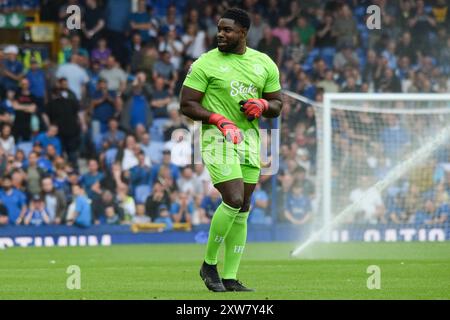 Micah Richards, ancien joueur et joueur de télévision, participe à un défi de mi-temps lors du match de premier League anglaise Everton FC contre Brighton & Hove Albion FC à Goodison Park, Liverpool, Angleterre, Royaume-Uni le 17 août 2024 Banque D'Images