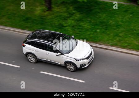 OSTRAVA, RÉPUBLIQUE TCHÈQUE - 10 AVRIL 2024 : SUV sous-compact Peugeot 2008 blanc avec effet de flou de mouvement Banque D'Images