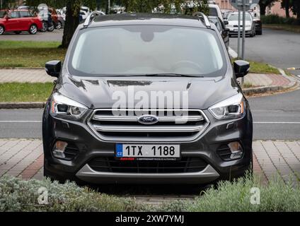 OSTRAVA, TCHÉQUIE - 25 SEPTEMBRE 2023 : Ford Escape Titanium voiture multisegment garée dans la rue Banque D'Images