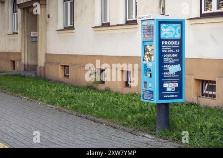 OSTRAVA, RÉPUBLIQUE TCHÈQUE - 28 SEPTEMBRE 2023 : ATM pour les billets de transport public à Ostrava, Tchéquie Banque D'Images