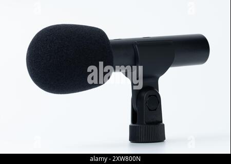 Microphone noir omnidirectionnel avec protection contre le vent isolé sur fond blanc de studio Banque D'Images