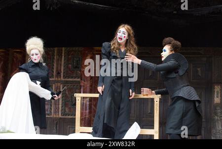 de gauche à droite : Blythe Duff (infirmière), Kirsty Bushell (Juliette), Martina Laird (Lady Capulet) dans ROMÉO ET JULIETTE de Shakespeare au Shakespeare's Globe, Londres SE1 27/04/2017 design : Soutra Gilmour éclairage : Charles Balfour chorégraphe : Tim Claydon réalisateur : Daniel Kramer Banque D'Images