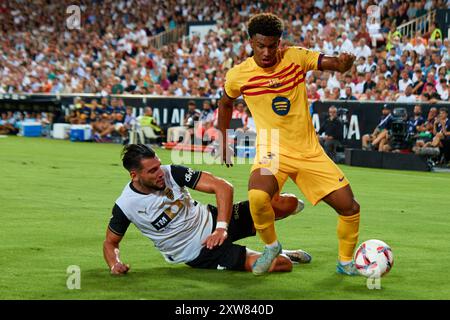 Alejandro Balde du FC Barcelone et Rafa Mir du Valencia CF en action lors du match LaLiga EA Sports entre Valencia CF et FC Barcelone à Estadi Banque D'Images