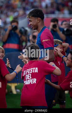 Lamine Yamal (FC Barcelone) vu lors d'un match du Trophée Joan Gamper entre le FC Barcelone et L'AS Monaco à l'Estadi Olimpic Lluís Company. Score final ; FC Barcelone 0:3 AS Monaco Banque D'Images