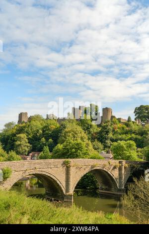 Pont Dinham sur la rivière Teme avec le château de Ludlow derrière dans la ville de Ludlow, Shropshire UK en orientation Portrait Banque D'Images