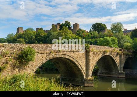 Pont Dinham sur la rivière Teme avec le château de Ludlow derrière dans la ville de Ludlow, Shropshire UK en orientation paysage Banque D'Images