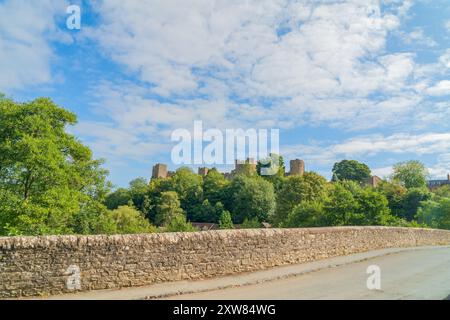 Château de Ludlow depuis un point de vue du pont Dinham sur la rivière Teme dans la ville de Ludlow, Shropshire Royaume-Uni en orientation paysage Banque D'Images