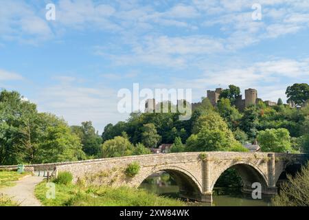 Pont Dinham sur la rivière Teme avec le château de Ludlow derrière dans la ville de Ludlow, Shropshire UK en orientation paysage Banque D'Images