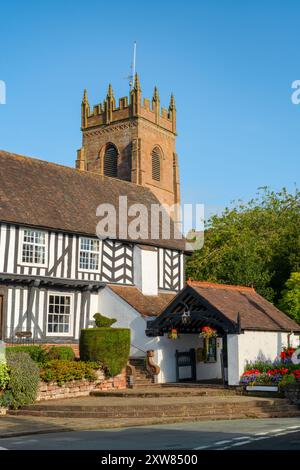 Vue sur le village anglais traditionnel avec maison à ossature de bois en orientation portrait Banque D'Images