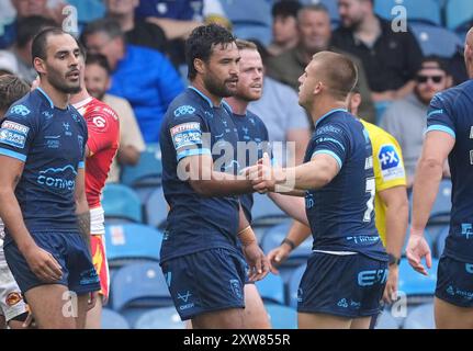 Peta Hiku de Hull KR célèbre (à gauche) avec Mikey Lewis après avoir marqué un essai lors du match de Betfred Super League à Elland Road, Leeds. Date de la photo : dimanche 18 août 2024. Banque D'Images